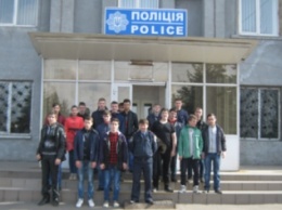 Полиция Димитрова (Мирнограда) открыла свои двери для любопытных школьников, которых даже военные прокатили на БМП