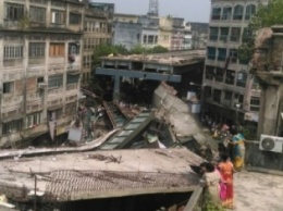 В Индии мост обрушился на головы людей: 15 погибших (ФОТО, ВИДЕО)