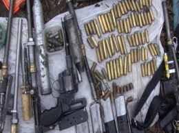 В Киеве нашли арсенал оружия при сносе гаражей
