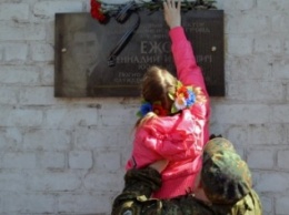 В Красноармейске (Покровске) подрастающее поколение почтило память, погибшего участкового