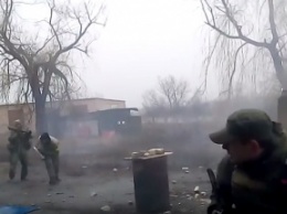 Опубликовано видео отражения атаки боевиков в промзоне Авдеевки