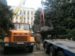 В Мариуполе у "Азовстали" демонтировали памятник Орджоникидзе