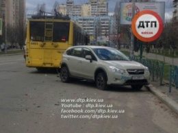 В Киеве троллейбус въехал в припаркованную машину