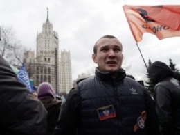 На митинге в Москве молодой человек с нашивкой "ДНР" рассказал правду судьбе российских военных на Донбассе