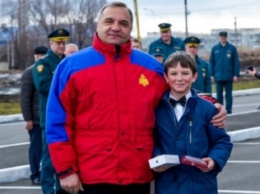 Глава МЧС России подарил шестикласснику iPhone 6s Plus