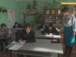 На Прикарпатье ученики учат английскому учителей и директора (ВИДЕО)