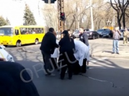 В сети появилось видео, как одесские полицейские сбили девушку (ВИДЕО)