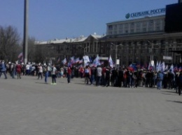 А ну стой, куда пошел? Бюджетники и студенты пытаются убежать с митинга "дня провозглашения ДНР", однако их останавливают кураторы