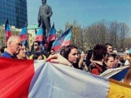 Десятки тысяч людей отпраздновали в Донецке годовщину восстания и провозглашения Республики