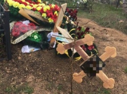 На одесском кладбище вандалы разрушили более 40 надгробий (ФОТО)