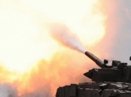 Ожесточенный бой вблизи Горловки: на фоне зарева и горящих полей в ход пошли танки