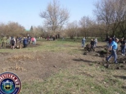 В Советском районе Макеевки расчистили территорию сквера и площадку под установку памятника