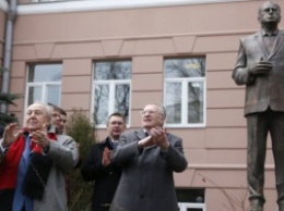В Москве открыли памятник Жириновскому