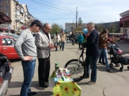 Фотофакт: глава района в Запорожье для борьбы со стихийной торговлей пересел на велосипед