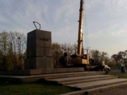 Монумент Ленину демонтировали в Харьковской области