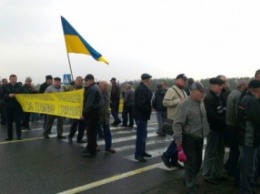 В Полтавской обл. активисты перекрыли движение по трассе Киев-Харьков, требуя возврата льгот чернобыльцам