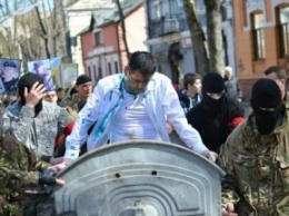 Главу юстиции Ивано-Франковщины бросили в мусорный бак (фото, видео)