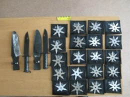 В Бахмуте у жителя Горловки обнаружены сюрикены и ножи