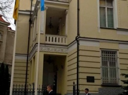 Возле посольства Украины в Литве подняли крымскотатарский флаг