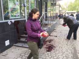 В Хмельницком возле "Сбербанка России" разбросаны десятки гильз и пролита кровь (фото)