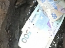 В Киеве сотрудник ГФС, пойманный на взятке, пытался выбросить купюры в канализацию