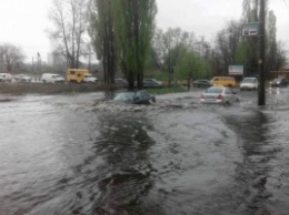 Обильный дождь превратил киевские дороги в реки, а машины в плавсредства (фото)