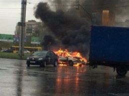 ДТП в Киеве: горящее авто остановило Ленинградскую площадь (ФОТО)