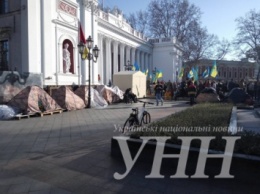 Около 200 активистов возле мэрии в Одессе требуют увольнения Г.Труханова