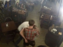Брат Захарченко порезал горло официанту в донецком баре (ВИДЕО)