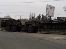 В оккупированном Харцызске танк боевиков вылетел и упал с моста на ж/д пути (фото)