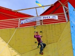 На одесском скалодроме соревновались альпинисты: одесситки выиграли у харьковских мужчин