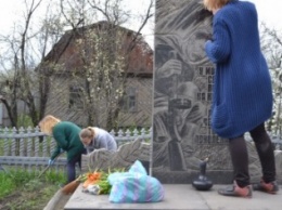 Ученики добропольской гимназии провели уборку памятника погибшим воинам во Второй мировой войне