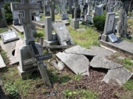В Свердловской области несовершеннолетние вандалы погромили кладбище