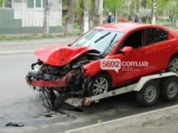 В Днепродзержинске произошло ДТП: водитель Mazda врезался в дерево