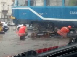 В Одессе, объезжая лужи, сошли с рельсов сразу два трамвая (ВИДЕО)