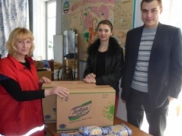 Сотрудники Добропольского управления Пенсионного фонда передали продукты питания нуждающимся