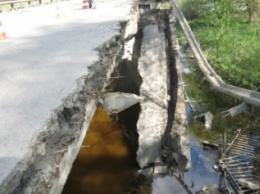 На Полтавщине обрушился мост через Сулу. Водителей просят воздержаться от движения по трассе Р-60