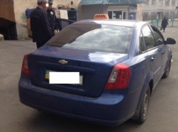 В Николаеве пьяный уголовник за рулем такси пытался въехать в подъезд многоэтажки