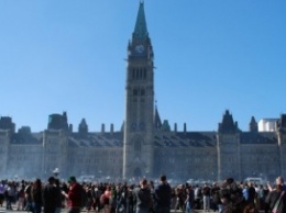 Тысячи канадцев пришли к парламенту поддержать легализацию марихуаны
