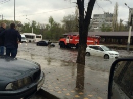После ливня в Воронеже автомобилистов из луж достают пожарные машины и МЧС