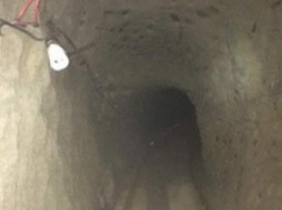В тоннеле, связывающем Мексику и США, были обнаружены 8 т наркотиков и железная дорога (фото)