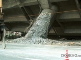 В Японии на трассу упал мост. Число пострадавших растет