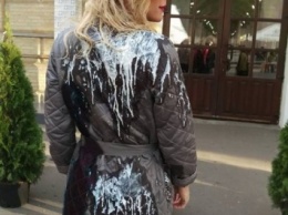 Травести-диву Монро облили кефиром в центре Киева