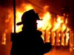 На Харьковщине 10 подразделений пожарных тушили гараж с 10 тоннами бензина