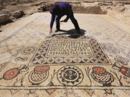 В Турции нашли 2400-летнюю мозаику со скелетом, вином и призывом наслаждаться жизнью