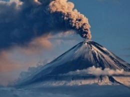 Самый высокий в Евразии вулкан выбросил шестикилометровый столб пепла