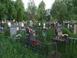 В Славянске кладбища обследуют на взрывоопасные предметы и проводят уборку