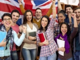 Власти Великобритании аннулировали визы 100 тысяч иностранных студентов