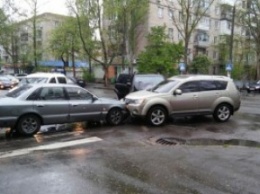 В центре Николаева столкнулись сразу три автомобиля
