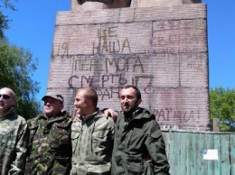 Активисты начали снос памятника чекистам в Киеве (фото)
